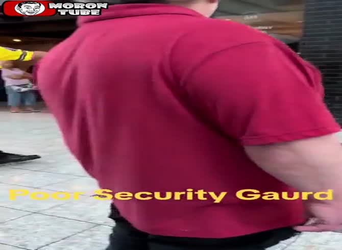 Video :An elderly security officer is brutally punched by a woman